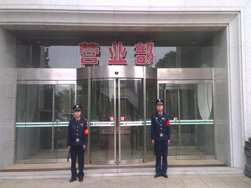 湖南湘江新区农村商业银行网点保安员执勤风采